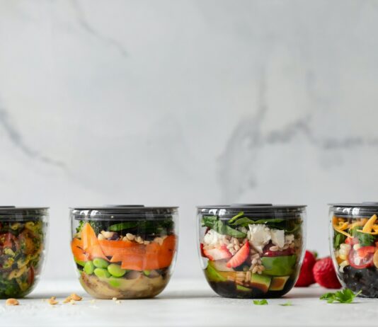 나에게 딱 맞는 식단, 요즘 트렌드와 실천법은? four clear plastic bowls with vegetables