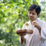 바쁜 일상 속 ‘마음챙김 식사’가 건강 지킨다… 집에서도 쉽게 실천하는 팁 a man holding a plate of food in his hands