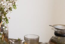 바쁜 일상 속, 나만의 웰니스 루틴으로 균형 찾아가기 clear glass pitcher with lemon juice