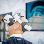 운동의 패러다임이 바뀐다 – ‘양’보다 ‘질’, ‘강도’보다 ‘타이밍’ A man wearing a robot headpiece in front of a TV