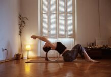 집에서도, 직장에서도… 일상에 스며드는 필라테스 열풍 A woman is doing a yoga pose on a mat