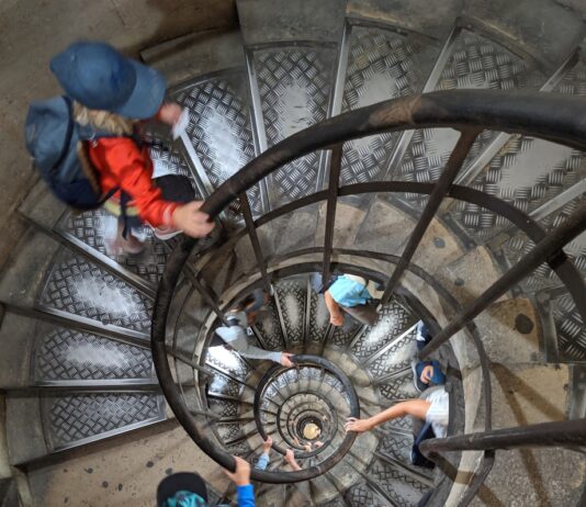 집에서도 쉽게, 근육 건강 지키는 생활 습관 뜬다 a group of people climbing up a spiral staircase