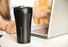 ‘사무실 건강관리’, 작지만 꾸준한 실천이 답 a black coffee cup sitting next to a laptop