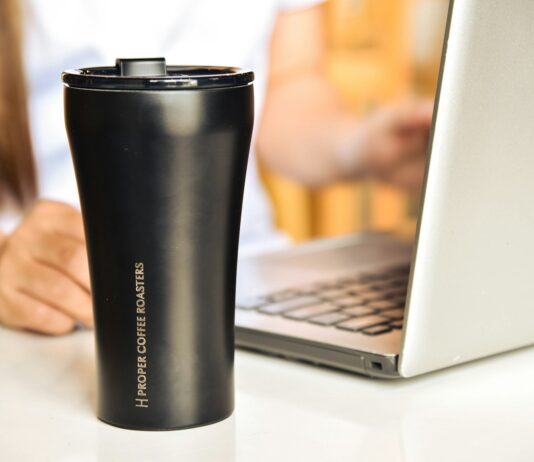 ‘사무실 건강관리’, 작지만 꾸준한 실천이 답 a black coffee cup sitting next to a laptop