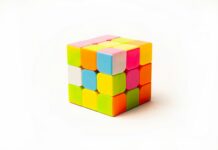 “뇌건강, 일상에서 실천하는 작은 변화가 큰 차이를 만듭니다” a rubik cube on a white background