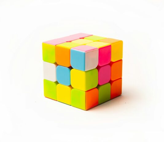 “뇌건강, 일상에서 실천하는 작은 변화가 큰 차이를 만듭니다” a rubik cube on a white background