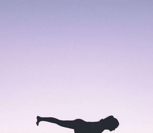 집에서 하는 홈요가(Home-Yoga): “유튜브만 봐도 될까?” 부상 없이 혼자 수련할 때 주의할 점 silhouette photography of woman standing on right foot