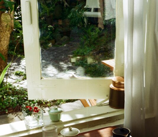 늘 피곤한 당신, 만성피로 극복 생활습관이 답이다 Tea set arranged on a wooden tray by the window.