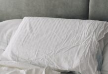 수면의 질을 높이는 한국인의 새로운 습관, 실천법은? A rumpled white duvet and pillows on a bed.