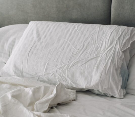 수면의 질을 높이는 한국인의 새로운 습관, 실천법은? A rumpled white duvet and pillows on a bed.