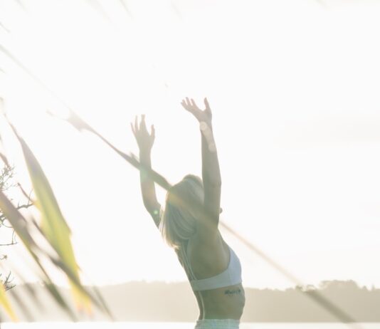 웰니스 문화, 일상 속 작은 변화에서 시작된다 woman standing near body of water