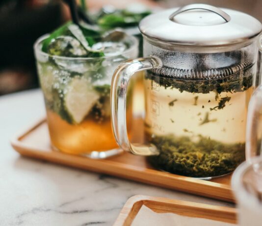 일상 속 대체요법, 건강한 라이프스타일로 자연스럽게 녹여보세요 clear glass mug on tray