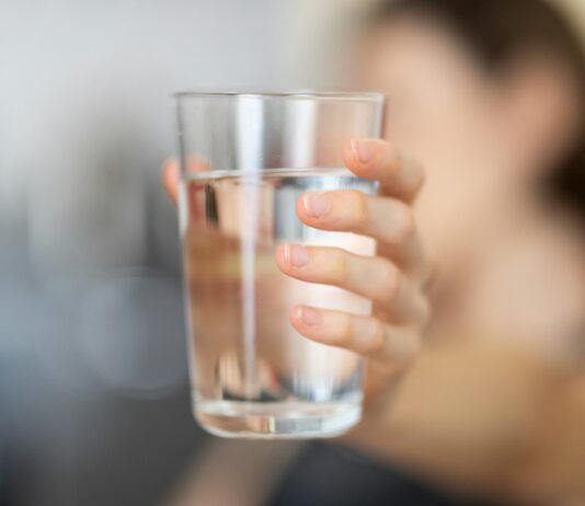 물 대신 건강음료? 수분 섭취, 내 몸에 맞게 똑똑하게 챙기기 인기 person holding clear drinking glass