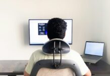 컴퓨터·스마트폰에 굽은 목, 간단 스트레칭과 습관 개선으로 바로잡자 a man sitting in front of a computer monitor