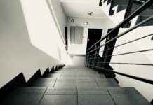 걷기 운동, 바쁜 일상 속 건강 챙기기 좋은 선택 a black and white photo of a staircase