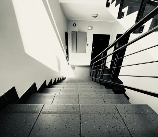 걷기 운동, 바쁜 일상 속 건강 챙기기 좋은 선택 a black and white photo of a staircase